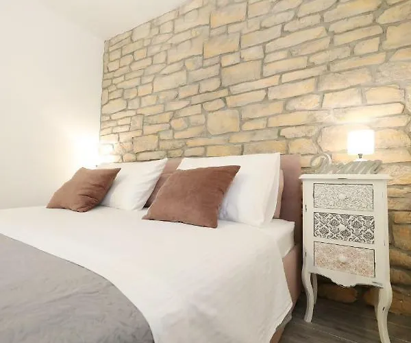 Saint Simeon Room And Apartment