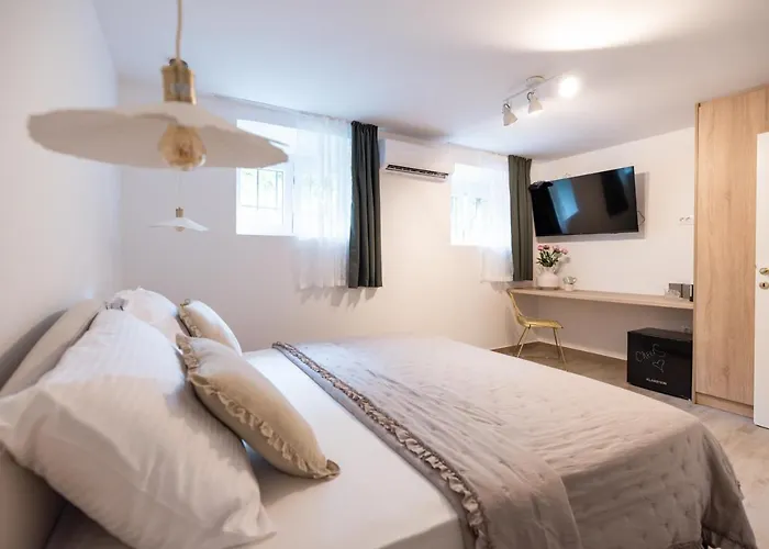 Saint Simeon Room And Apartment