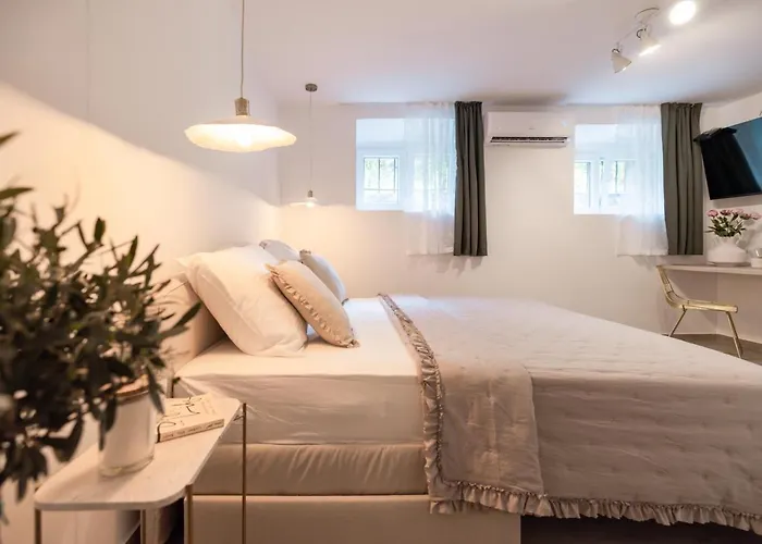 Saint Simeon Room And Apartment